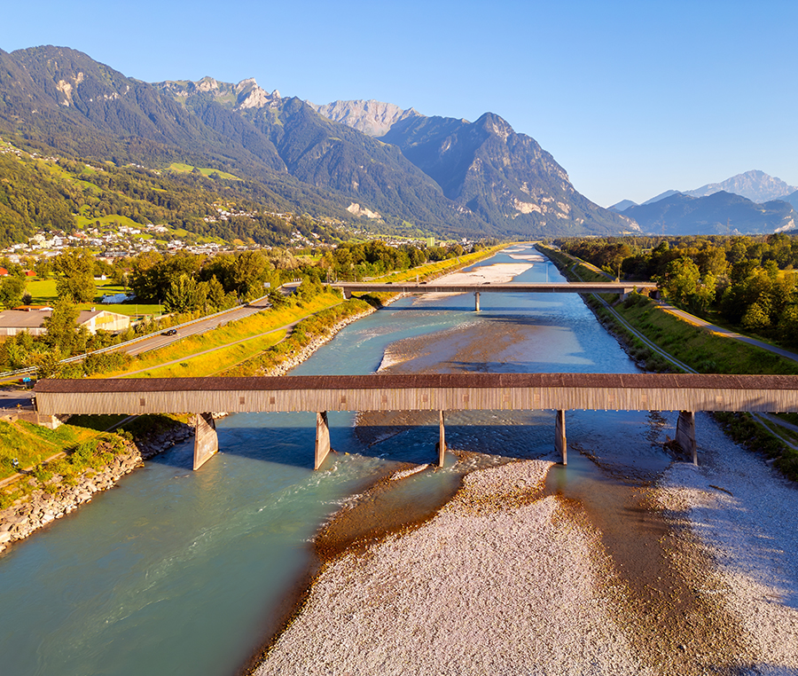 Luftaufnahme von Brücken über einen Fluss