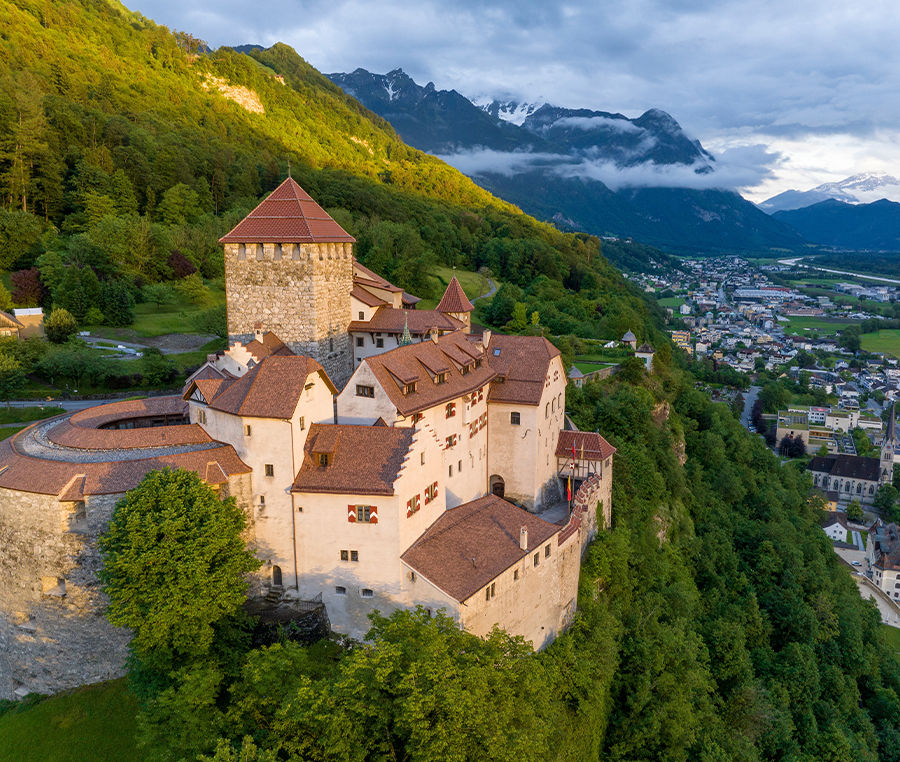 Burg am Berghang